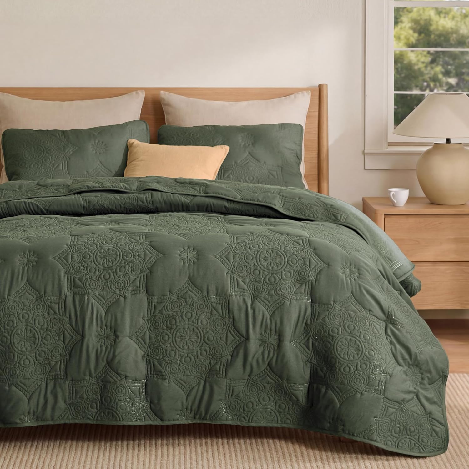 Quilts Queen Size - Bright White Bedspread Queen Size & Lightweight Comforter, Modern Coverlet with Clover Pattern, Ultra Soft All-Season Bedding, 90 x 96 Inches | Stitch-Free Quilting, Lightweight, Summer Bedding Set, Machine Washable, Pet-Friend